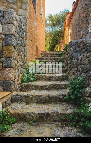 Schmale Treppe aus Steinen im Dorf Deia auf Mallorca, Spanien Stockfoto