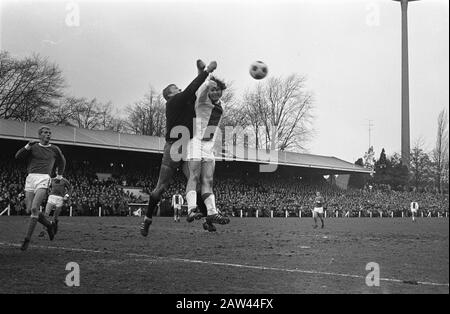 PSV gegen Ajax 1-3. Luftduell zwischen Torhüter Pim Doesburg (PSV) und Barry Hülshoff. Linker Kresten Bjerre Datum: 30. März 1970 Ort: Eindhoven Schlüsselwörter: Name der Fußballperson: Doesburg, Pim, Hulshoff Barry Institution Name: AJAX, PSV Stockfoto