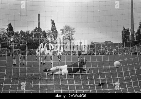 PSV gegen Ajax 1-2. Large (nicht abgebildet) punktet mit 1-1, Torhüter Doesburg verprügelt Annotation: Zu diesem Zweck sehen der Ajax-Spieler Piet Keizer und Klaas Nuninga Datum: 15. Oktober 1967 Ort: Eindhoven Stichwörter: Sport, Fußball Personenname: Doesburg, Pim-Institution Name: AJAX, PSV Stockfoto