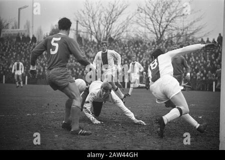 PSV gegen Ajax 0-1-Torhüter Pim Doesburg vor Ort hinter ihm Piet Keizer Datum: 8. Dezember 1968 Ort: Eindhoven Schlagwörter: Sport, Fußball, Fußball Personenname Doesburg, Pim, Keizer, Piet Stockfoto