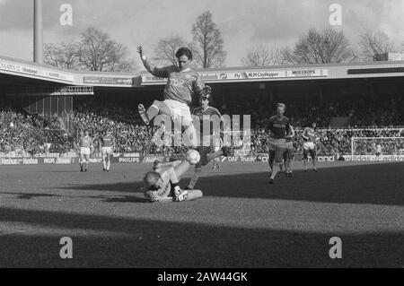 PSV gegen Ajax 1-0; Van Basten springt über Torhüter Van Breukelen Datum: 29. März 1987 Schlagwörter: Goalies, Sports, Football Person Name: Basten, Marco van Stockfoto