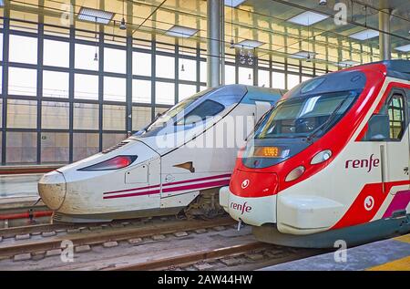 Cádiz, SPANIEN - 20. SEPTEMBER 2019: Die Halle des Bahnhofs Cádiz mit Blick auf moderne Züge des Eisenbahnnetzes Renfe; der Hochgeschwindigkeitszug AVE h Stockfoto