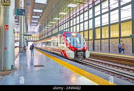 Cadiz, SPANIEN - 20. SEPTEMBER 2019: Der moderne Zug des Renfe Eisenbahnnetzes fährt am 20. September vom Bahnsteig des Cádiz Bahnhofs ab Stockfoto