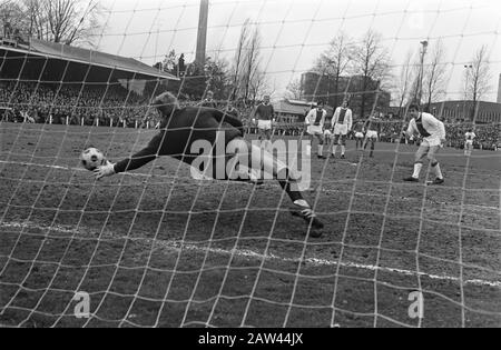 PSV gegen Ajax 1-3. Strafe. PSV-Torhüter Doesburg taucht durch Vasovic Put Away Ball Datum: 30. März 1970 Ort: Eindhoven Stichwörter: Fußball Personenname: Doesburg, Pim, Vasovic, Velibor Institution Name: AJAX, PSV Stockfoto