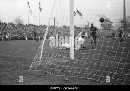PSV gegen Ajax 2:2. Zweites Tor von Ajax Datum: 18. November 1961 Schlüsselwörter: Tore, Sport, Fußball-Institution Name: AJAX, PSV Stockfoto