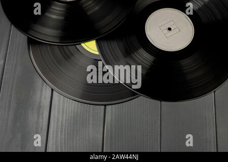 Traditionelle schwarze Schallplatten auf grauem Holztisch Stockfoto