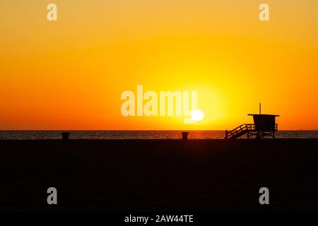 Sonnenuntergang am Strand von Santa Monica mit Silhouette des Badeturms. Los Angeles, Kalifornien, USA Stockfoto