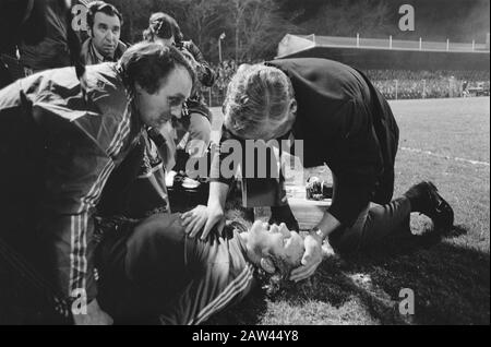 PSV 0-0 gegen Benfica (Europa Cup II), Willys van de Kerkhof aus dem Ruder nach Zusammenstoß mit Torhüter Henrico / Datum: 5. März 1975 Schlagwörter: Sport Fußball Personenname: Friedhof, Willys Institution Name: Benfica Stockfoto