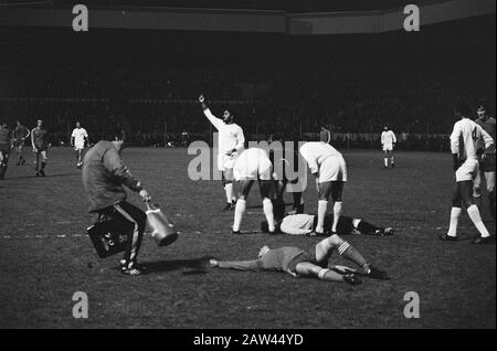 PSV 0-0 gegen Benfica (Europa Cup II), Willys van de Kerkhof und Torhüter Henrico beide verletzt nach Kollision Datum: 5. März 1975 Schlagwörter: Sport, Fußball Personenname: Friedhof, Willys Institution Name: Benfica Stockfoto