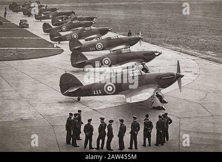 Ein Flug der neuen Hawker Hurricane I, dem einsitzigen Kampfflugzeug, das von Sir Sydney Camm entworfen wurde und mit 111 Squadron in RAF Northolt in Dienst gestellt wurde. Das monoplane Modell der Hawker Fury Doppelebene der frühen 1930er Jahre hatte ein einziehbares Fahrwerk und das leistungsstärkere Rolls-Royce Merlin-Triebwerk. Sie wurde von der Spitfire während der Schlacht um Großbritannien im Jahr 1940 überschattet, aber der Hurrikan fügte rund 70 % der Verluste der Luftwaffe bei dem Engagement zu und kämpfte in allen großen Theatern des Zweiten Weltkriegs. Stockfoto