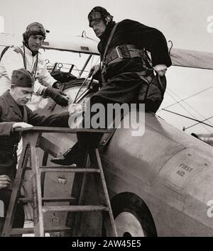 Sir Winston Churchill, der im April 1939 von Gloster Gauntlet II in Kenley in Surrey bei 615 Squadron ankam. Ungefähr ein Jahr bevor er Premierminister wurde, wurde er dann als Air Commodore Gazetted. Stockfoto