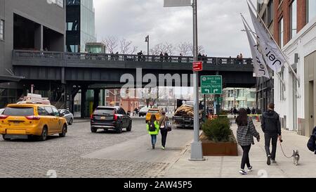 Menschen, die an der West 14th St entlang der Manhattan High Line spazieren Stockfoto