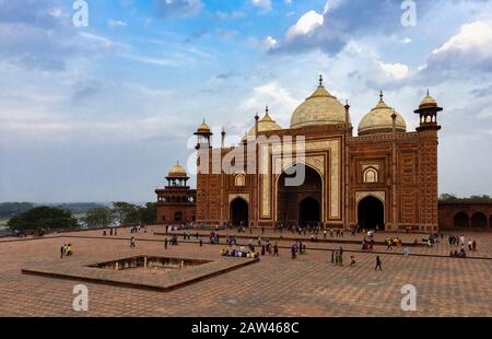 Great Gate im Taj Mahal Komplex in Agra, Indien Stockfoto
