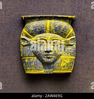Kairo, Ägyptisches Museum, Anhänger im Grab eines Prinzen Sheshonq in Memphi gefunden. Dynastie, Herrschaft Osorkon 2. Kopf der Göttin Hathor. Stockfoto