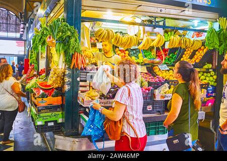 Jerez, SPANIEN - 20. SEPTEMBER 2019: Die Warteschlange am Obst- und Gemüsestall von Mercado Central de Abastos (Sentral Abastos Market), am 20. September in J Stockfoto