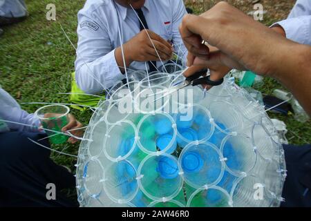 Eine Reihe von Studenten, die gesehen werden, stellen Laternen her, die aus Plastikmüll in Yogyakarta Indonesia stammen, Montag, 22. Juli 2019. Diese Aktion wurde durchgeführt, um dem Umwelttag zu gedenken und den Schülern eine Ausbildung zu ermöglichen, um Plastikmüll zu Hause nutzen zu können. Indonesien produziert etwa 66 bis 67 Millionen Tonnen Abfälle, die zu 60 % aus organischen Abfällen und zu 15 % aus Kunststoffabfällen pro Jahr bestehen. Stockfoto