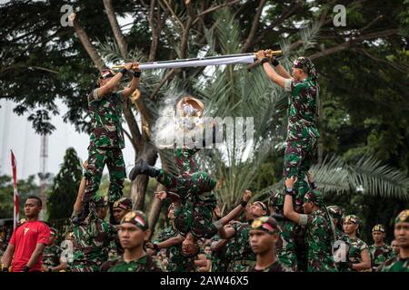 Indonesische Streitkräfte führen Fähigkeiten zum 74. Jahrestag der indonesischen nationalen Streitkräfte (TNI) im Hiraq Field, Lhokseumawe City, Aceh Provinz, Indonesien, Samstag, 5. Oktober 2019 aus. Das diesjährige Jubiläum des TNI-Jubiläums wurde mit dem Thema "Professional TNI's Pride of the People" veranstaltet. Stockfoto