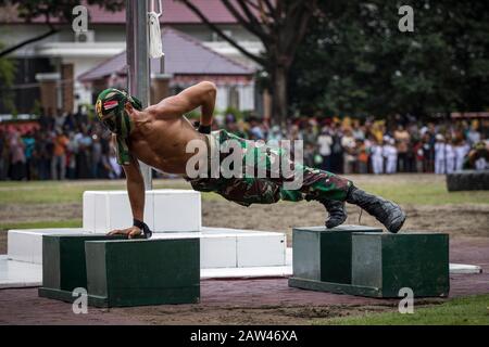 Indonesische Streitkräfte führen Fähigkeiten zum 74. Jahrestag der indonesischen nationalen Streitkräfte (TNI) im Hiraq Field, Lhokseumawe City, Aceh Provinz, Indonesien, Samstag, 5. Oktober 2019 aus. Das diesjährige Jubiläum des TNI-Jubiläums wurde mit dem Thema "Professional TNI's Pride of the People" veranstaltet. Stockfoto