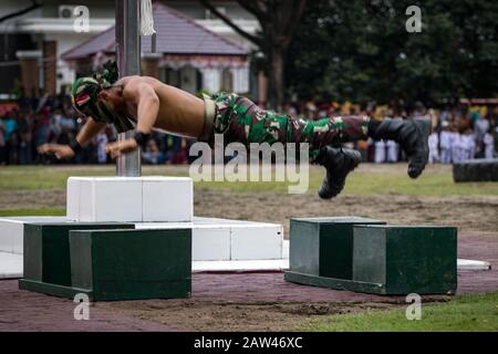 Indonesische Streitkräfte führen Fähigkeiten zum 74. Jahrestag der indonesischen nationalen Streitkräfte (TNI) im Hiraq Field, Lhokseumawe City, Aceh Provinz, Indonesien, Samstag, 5. Oktober 2019 aus. Das diesjährige Jubiläum des TNI-Jubiläums wurde mit dem Thema "Professional TNI's Pride of the People" veranstaltet. Stockfoto