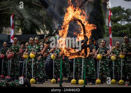 Indonesische Streitkräfte führen Fähigkeiten zum 74. Jahrestag der indonesischen nationalen Streitkräfte (TNI) im Hiraq Field, Lhokseumawe City, Aceh Provinz, Indonesien, Samstag, 5. Oktober 2019 aus. Das diesjährige Jubiläum des TNI-Jubiläums wurde mit dem Thema "Professional TNI's Pride of the People" veranstaltet. Stockfoto