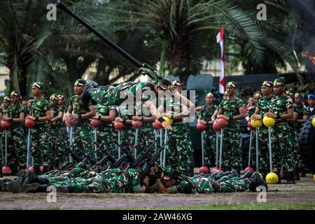 Indonesische Streitkräfte führen Fähigkeiten zum 74. Jahrestag der indonesischen nationalen Streitkräfte (TNI) im Hiraq Field, Lhokseumawe City, Aceh Provinz, Indonesien, Samstag, 5. Oktober 2019 aus. Das diesjährige Jubiläum des TNI-Jubiläums wurde mit dem Thema "Professional TNI's Pride of the People" veranstaltet. Stockfoto