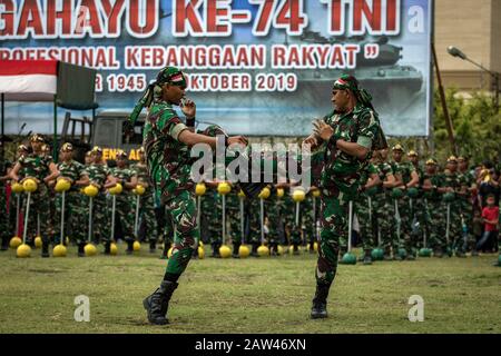Indonesische Streitkräfte führen Fähigkeiten zum 74. Jahrestag der indonesischen nationalen Streitkräfte (TNI) im Hiraq Field, Lhokseumawe City, Aceh Provinz, Indonesien, Samstag, 5. Oktober 2019 aus. Das diesjährige Jubiläum des TNI-Jubiläums wurde mit dem Thema "Professional TNI's Pride of the People" veranstaltet. Stockfoto