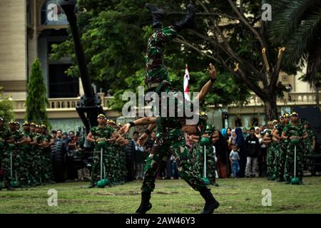 Indonesische Streitkräfte führen Fähigkeiten zum 74. Jahrestag der indonesischen nationalen Streitkräfte (TNI) im Hiraq Field, Lhokseumawe City, Aceh Provinz, Indonesien, Samstag, 5. Oktober 2019 aus. Das diesjährige Jubiläum des TNI-Jubiläums wurde mit dem Thema "Professional TNI's Pride of the People" veranstaltet. Stockfoto