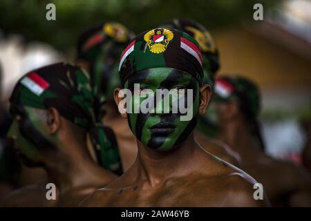 Indonesische Streitkräfte bereiten sich darauf vor, die Fähigkeit von TNI-Soldaten zum 74. Jahrestag der indonesischen nationalen Streitkräfte (TNI) am Hiraq-Platz, der Stadt Lhokseumawe, der Provinz Aceh, Indonesien, am Samstag, 5. Oktober 2019 zu zeigen. Die diesjährige Gedenkfeier zum TNI-Jubiläum fand mit dem Thema "TNI Professional People's Pride" statt. ' Stockfoto