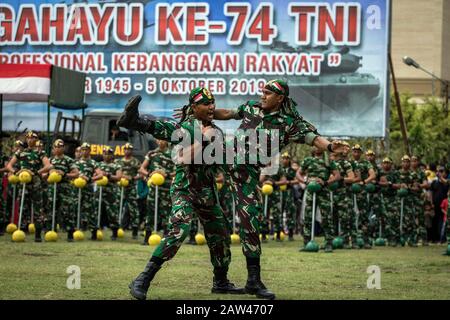 Indonesische Streitkräfte führen Fähigkeiten zum 74. Jahrestag der indonesischen nationalen Streitkräfte (TNI) im Hiraq Field, Lhokseumawe City, Aceh Provinz, Indonesien, Samstag, 5. Oktober 2019 aus. Das diesjährige Jubiläum des TNI-Jubiläums wurde mit dem Thema "Professional TNI's Pride of the People" veranstaltet. Stockfoto