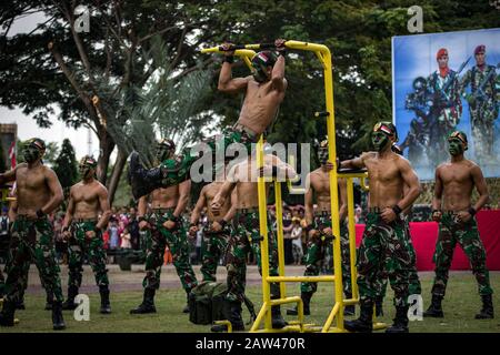 Indonesische Streitkräfte führen Fähigkeiten zum 74. Jahrestag der indonesischen nationalen Streitkräfte (TNI) im Hiraq Field, Lhokseumawe City, Aceh Provinz, Indonesien, Samstag, 5. Oktober 2019 aus. Das diesjährige Jubiläum des TNI-Jubiläums wurde mit dem Thema "Professional TNI's Pride of the People" veranstaltet. Stockfoto