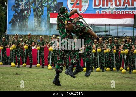 Indonesische Streitkräfte führen Fähigkeiten zum 74. Jahrestag der indonesischen nationalen Streitkräfte (TNI) im Hiraq Field, Lhokseumawe City, Aceh Provinz, Indonesien, Samstag, 5. Oktober 2019 aus. Das diesjährige Jubiläum des TNI-Jubiläums wurde mit dem Thema "Professional TNI's Pride of the People" veranstaltet. Stockfoto