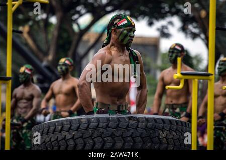 Indonesische Streitkräfte führen Fähigkeiten zum 74. Jahrestag der indonesischen nationalen Streitkräfte (TNI) im Hiraq Field, Lhokseumawe City, Aceh Provinz, Indonesien, Samstag, 5. Oktober 2019 aus. Das diesjährige Jubiläum des TNI-Jubiläums wurde mit dem Thema "Professional TNI's Pride of the People" veranstaltet. Stockfoto