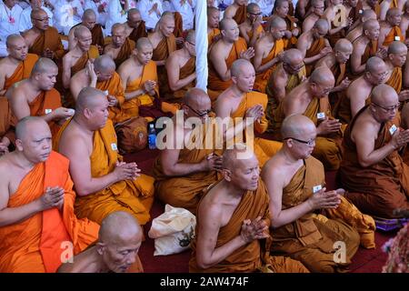 Tausende von Buddhisten versammelten sich, um den Gebetsprozession während der Feier des Vesak 2563 IN Mendut Temple, Central Java, Samstag, 18. Mai 2019 durchzuführen. Die Prozession wurde kurz vor der Ankunft von Vesak durchgeführt, das sich auf den Borobudur Tempel am Sonntag, 19. Mai 2019 konzentrierte. Stockfoto