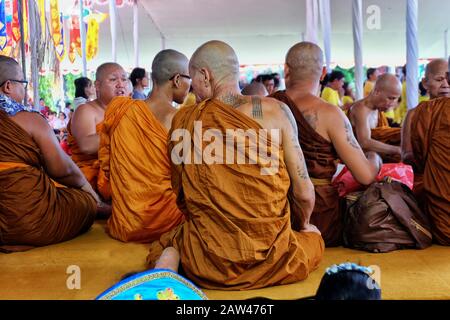 Tausende von Buddhisten versammelten sich, um den Gebetsprozession während der Feier des Vesak 2563 IN Mendut Temple, Central Java, Samstag, 18. Mai 2019 durchzuführen. Die Prozession wurde kurz vor der Ankunft von Vesak durchgeführt, das sich auf den Borobudur Tempel am Sonntag, 19. Mai 2019 konzentrierte. Stockfoto