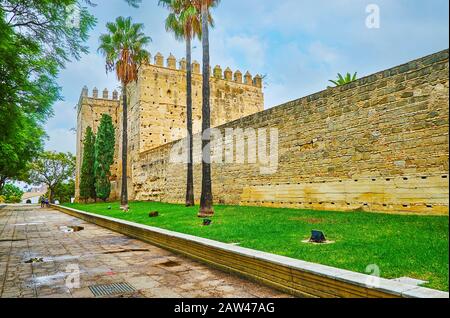 Das Äußere der Festung Alcazar ist eines der Hauptstadtmarken und historischen Symbole von Jerez, Spanien Stockfoto