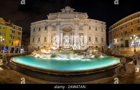 Leerer Trevi-Brunnen. Nachtblick. Stockfoto