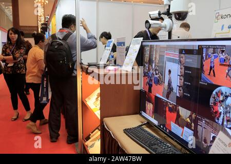 Auf der Ausstellung Public Safety Indonesia Conference & Expo 2019 war ein Besucher auf der Suche nach Informationen über Robotertechnik. Public Safety Indonesia 2019 wurde von mehr als 120 Branchenausstellern für innovative Produkte, Dienstleistungen und Lösungen im Bereich physische Sicherheitsausrüstung, Produkte und Dienstleistungen, Netzwerk und Cyber besucht. Die Ausstellung dauert bis zum 1. März 2019. Stockfoto