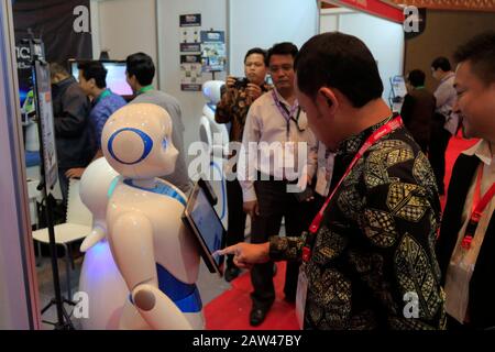 Auf der Ausstellung Public Safety Indonesia Conference & Expo 2019 war ein Besucher auf der Suche nach Informationen über Robotertechnik. Public Safety Indonesia 2019 wurde von mehr als 120 Branchenausstellern für innovative Produkte, Dienstleistungen und Lösungen im Bereich physische Sicherheitsausrüstung, Produkte und Dienstleistungen, Netzwerk und Cyber besucht. Die Ausstellung dauert bis zum 1. März 2019. Stockfoto