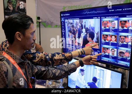 Auf der Ausstellung Public Safety Indonesia Conference & Expo 2019 war ein Besucher auf der Suche nach Informationen über Robotertechnik. Public Safety Indonesia 2019 wurde von mehr als 120 Branchenausstellern für innovative Produkte, Dienstleistungen und Lösungen im Bereich physische Sicherheitsausrüstung, Produkte und Dienstleistungen, Netzwerk und Cyber besucht. Die Ausstellung dauert bis zum 1. März 2019. Stockfoto