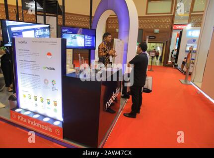 Auf der Ausstellung Public Safety Indonesia Conference & Expo 2019 war ein Besucher auf der Suche nach Informationen über Robotertechnik. Public Safety Indonesia 2019 wurde von mehr als 120 Branchenausstellern für innovative Produkte, Dienstleistungen und Lösungen im Bereich physische Sicherheitsausrüstung, Produkte und Dienstleistungen, Netzwerk und Cyber besucht. Die Ausstellung dauert bis zum 1. März 2019. Stockfoto