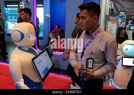 Auf der Ausstellung Public Safety Indonesia Conference & Expo 2019 war ein Besucher auf der Suche nach Informationen über Robotertechnik. Public Safety Indonesia 2019 wurde von mehr als 120 Branchenausstellern für innovative Produkte, Dienstleistungen und Lösungen im Bereich physische Sicherheitsausrüstung, Produkte und Dienstleistungen, Netzwerk und Cyber besucht. Die Ausstellung dauert bis zum 1. März 2019. Stockfoto