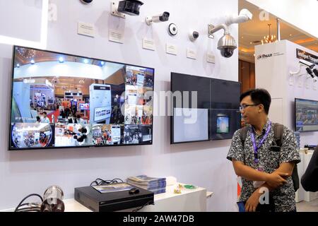 Auf der Ausstellung Public Safety Indonesia Conference & Expo 2019 war ein Besucher auf der Suche nach Informationen über Robotertechnik. Public Safety Indonesia 2019 wurde von mehr als 120 Branchenausstellern für innovative Produkte, Dienstleistungen und Lösungen im Bereich physische Sicherheitsausrüstung, Produkte und Dienstleistungen, Netzwerk und Cyber besucht. Die Ausstellung dauert bis zum 1. März 2019. Stockfoto