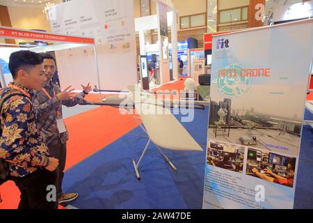 Auf der Ausstellung Public Safety Indonesia Conference & Expo 2019 war ein Besucher auf der Suche nach Informationen über Robotertechnik. Public Safety Indonesia 2019 wurde von mehr als 120 Branchenausstellern für innovative Produkte, Dienstleistungen und Lösungen im Bereich physische Sicherheitsausrüstung, Produkte und Dienstleistungen, Netzwerk und Cyber besucht. Die Ausstellung dauert bis zum 1. März 2019. Stockfoto