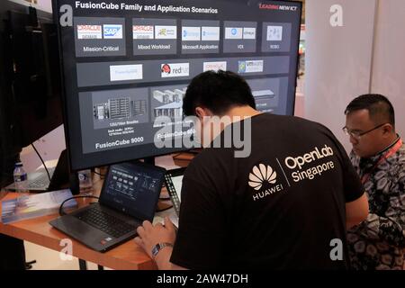 Auf der Ausstellung Public Safety Indonesia Conference & Expo 2019 war ein Besucher auf der Suche nach Informationen über Robotertechnik. Public Safety Indonesia 2019 wurde von mehr als 120 Branchenausstellern für innovative Produkte, Dienstleistungen und Lösungen im Bereich physische Sicherheitsausrüstung, Produkte und Dienstleistungen, Netzwerk und Cyber besucht. Die Ausstellung dauert bis zum 1. März 2019. Stockfoto