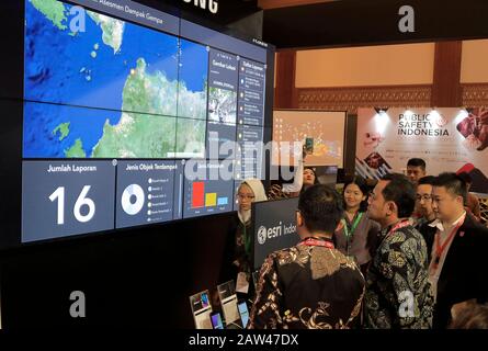 Auf der Ausstellung Public Safety Indonesia Conference & Expo 2019 war ein Besucher auf der Suche nach Informationen über Robotertechnik. Public Safety Indonesia 2019 wurde von mehr als 120 Branchenausstellern für innovative Produkte, Dienstleistungen und Lösungen im Bereich physische Sicherheitsausrüstung, Produkte und Dienstleistungen, Netzwerk und Cyber besucht. Die Ausstellung dauert bis zum 1. März 2019. Stockfoto
