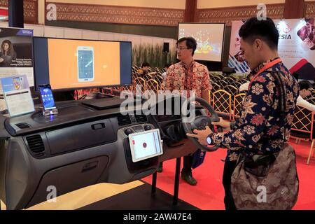 Auf der Ausstellung Public Safety Indonesia Conference & Expo 2019 war ein Besucher auf der Suche nach Informationen über Robotertechnik. Public Safety Indonesia 2019 wurde von mehr als 120 Branchenausstellern für innovative Produkte, Dienstleistungen und Lösungen im Bereich physische Sicherheitsausrüstung, Produkte und Dienstleistungen, Netzwerk und Cyber besucht. Die Ausstellung dauert bis zum 1. März 2019. Stockfoto