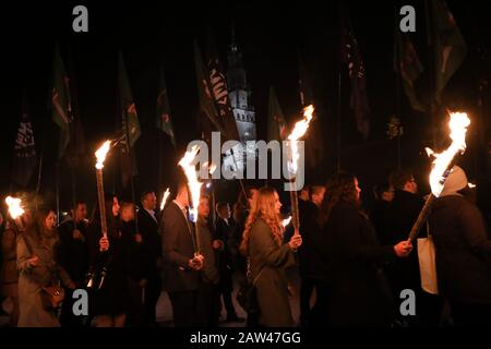 Polen, Tschenstochau - 30. März 2019: 6. Pilgerreise ins Nationale Umweltministerium (Aktivisten ONR) zum Kloster Jasna Gora, Pilger zärgern Feuergefirsche Stockfoto