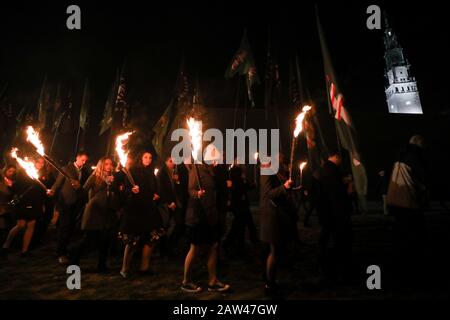 Polen, Tschenstochau - 30. März 2019: 6. Pilgerreise ins Nationale Umweltministerium (Aktivisten ONR) zum Kloster Jasna Gora, Pilger zärgern Feuergefirsche Stockfoto