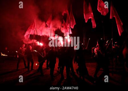 Polen, Tschenstochau - 30. März 2019: 6. Pilgerreise ins Nationale Umweltministerium (Aktivisten ONR) zum Kloster Jasna Gora, Pilger zärgern Feuergefirsche Stockfoto