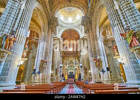 Jerez, SPANIEN - 20. SEPTEMBER 2019: Das malerische Innere der mittelalterlichen Heilig-Heiland-Kathedrale, dekoriert mit massiven Steinsäulen, geschnitzten Skulpturen von Stockfoto